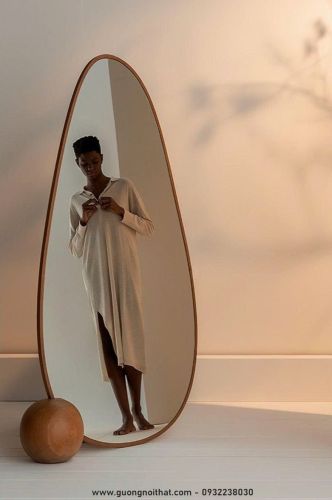 Gương soi toàn thân nghệ thuật cục gỗ tròn đỡ chân CNC151, KT 65*160cm