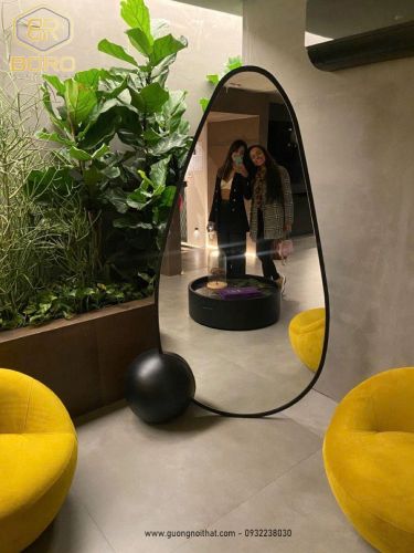 Gương soi toàn thân nghệ thuật cục gỗ tròn đỡ chân CNC151, KT 65*160cm